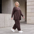 Dunkelbraunes Langarmshirt aus Slinkystoff mit Stretch in glockiger Form mit Rundhals