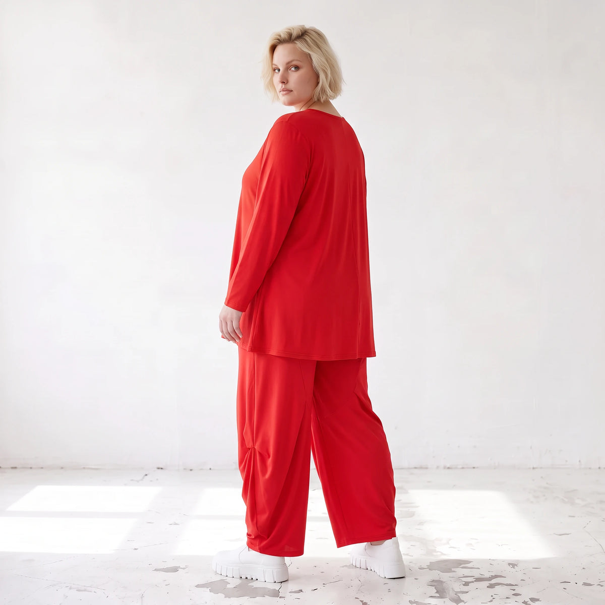 Rotes Langarmshirt aus Slinkystoff mit Stretch in glockiger Form und Rundhalsausschnitt