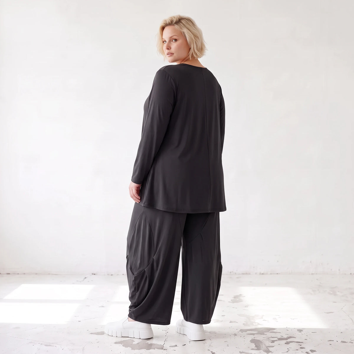 Schwarzes Langarmshirt aus Slinky in Glockenform mit Rundhalsausschnitt elastisch Basic
