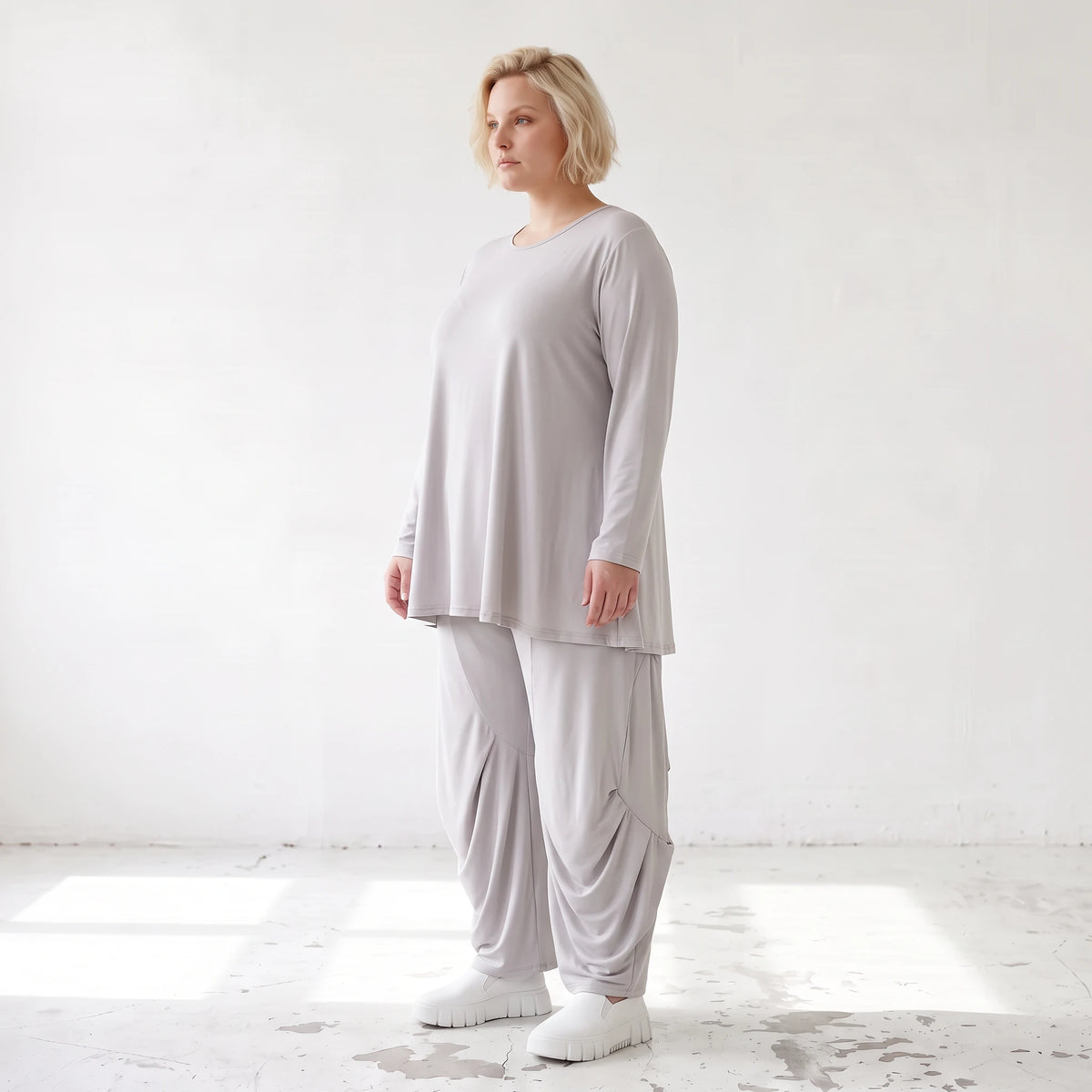 Silbergraues Slinkyshirt in Glockenform mit Rundhalsausschnitt und Stretchkomfort