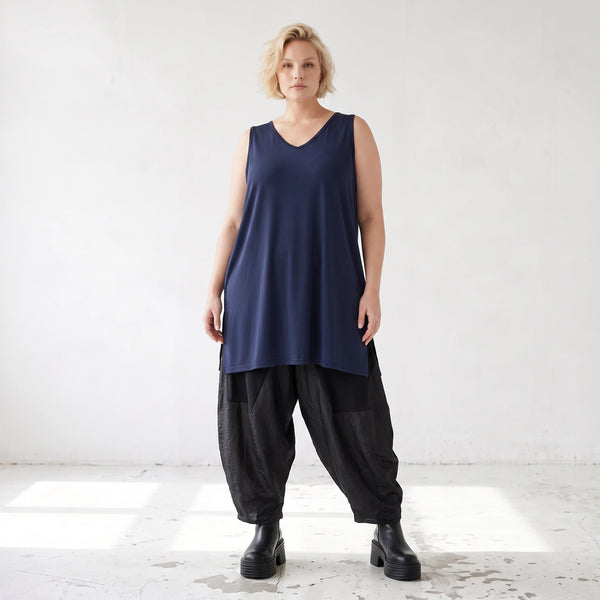 Elegantes Slinky Stretch Top in Marine mit V-Ausschnitt und seitlichen Schlitzen am Saum