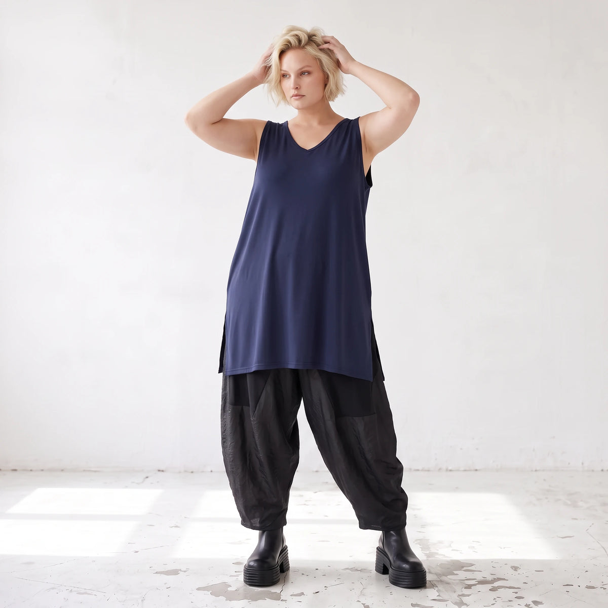 Elegantes Slinky Stretch Top in Marine mit V-Ausschnitt und seitlichen Schlitzen am Saum