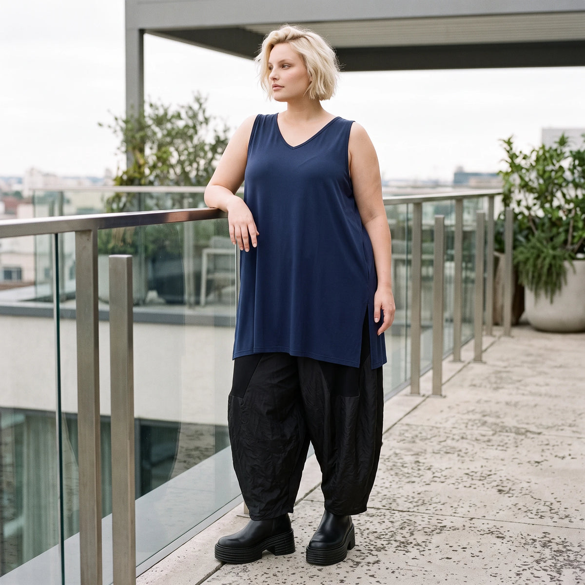 Elegantes Slinky Stretch Top in Marine mit V-Ausschnitt und seitlichen Schlitzen am Saum