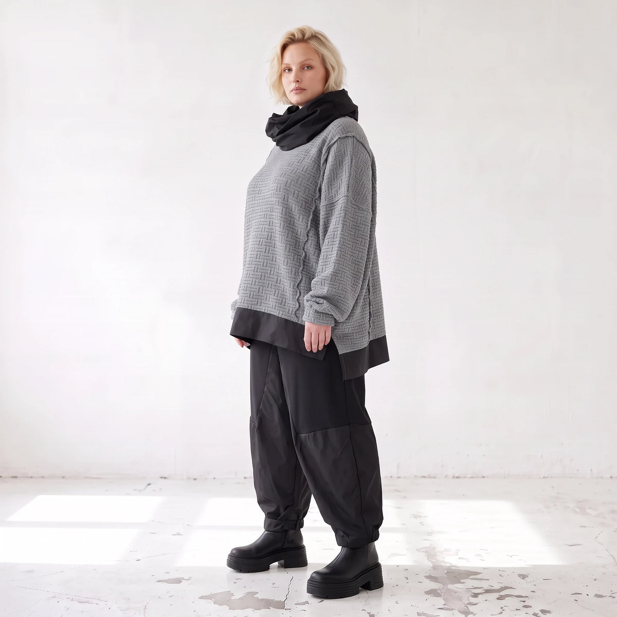 Strickshirt mit Rollkragen und Vokuhilasaum aus weichem Stretchstrick mit Seitenschlitze