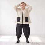 Cremefarbene Strickjacke in A-Form mit Reißverschluss Taschen und weichem Stretchstrick