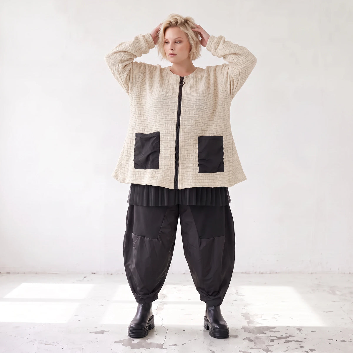 Cremefarbene Strickjacke in A-Form mit Reißverschluss Taschen und weichem Stretchstrick