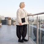 Cremefarbene Strickjacke in A-Form mit Reißverschluss Taschen und weichem Stretchstrick