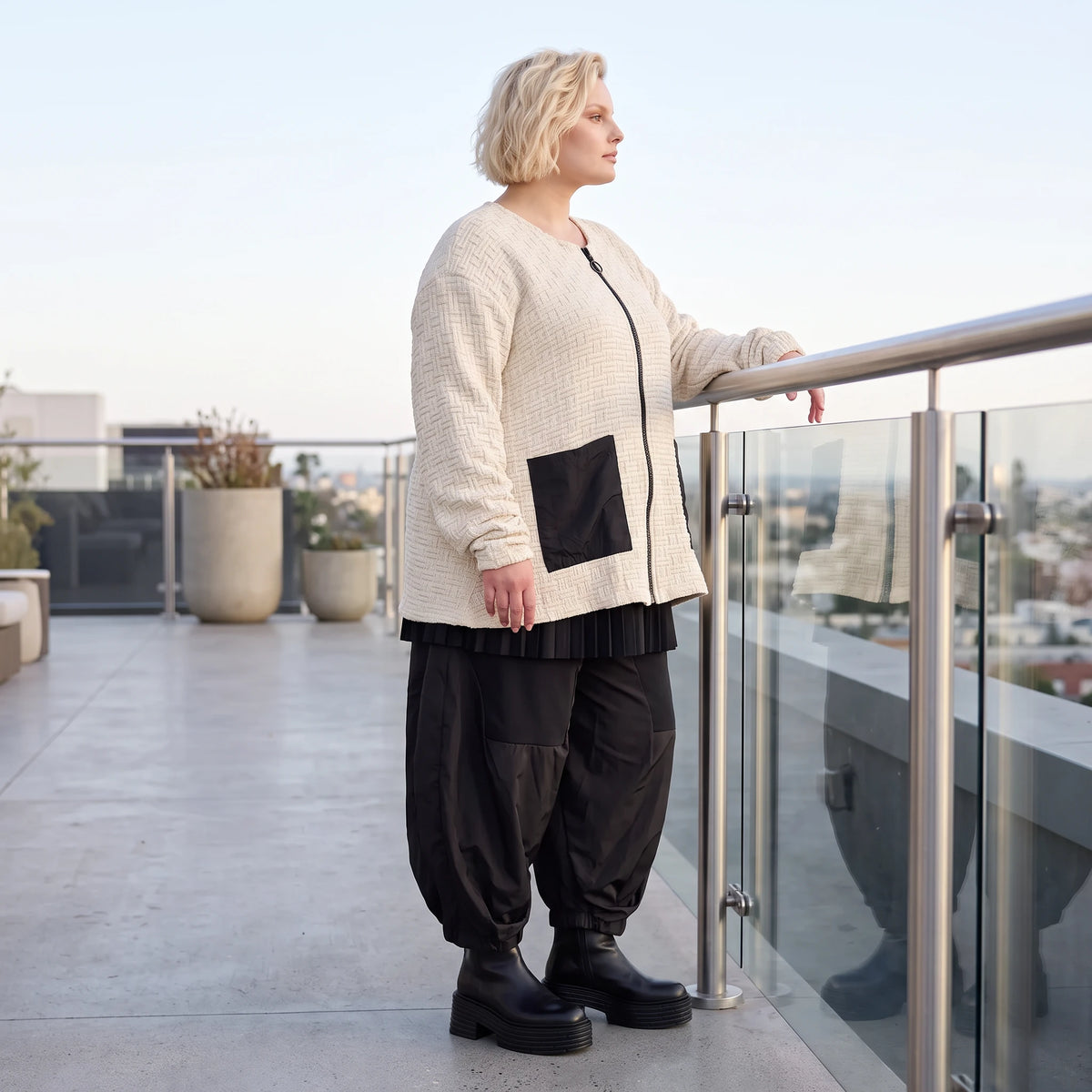Cremefarbene Strickjacke in A-Form mit Reißverschluss Taschen und weichem Stretchstrick