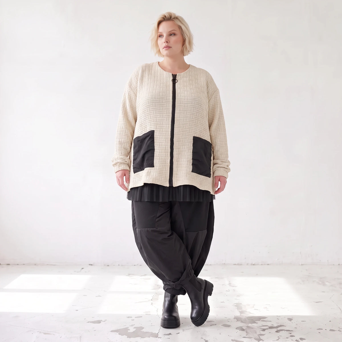 Cremefarbene Strickjacke in A-Form mit Reißverschluss Taschen und weichem Stretchstrick