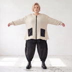 Cremefarbene Strickjacke in A-Form mit Reißverschluss Taschen und weichem Stretchstrick