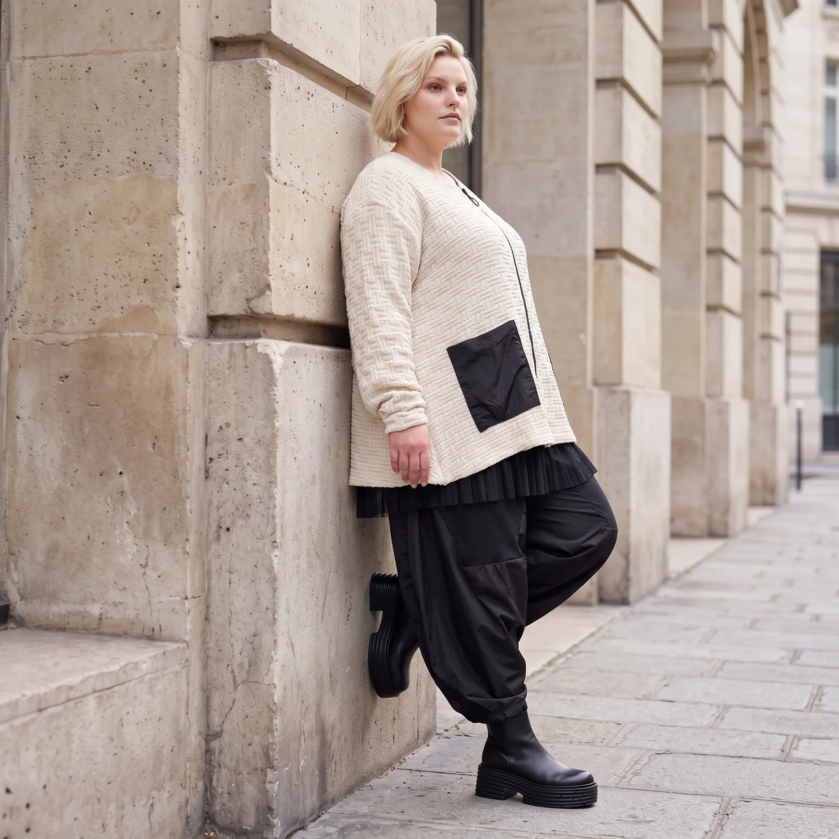 Cremefarbene Strickjacke in A-Form mit Reißverschluss Taschen und weichem Stretchstrick
