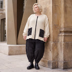 Cremefarbene Strickjacke in A-Form mit Reißverschluss Taschen und weichem Stretchstrick
