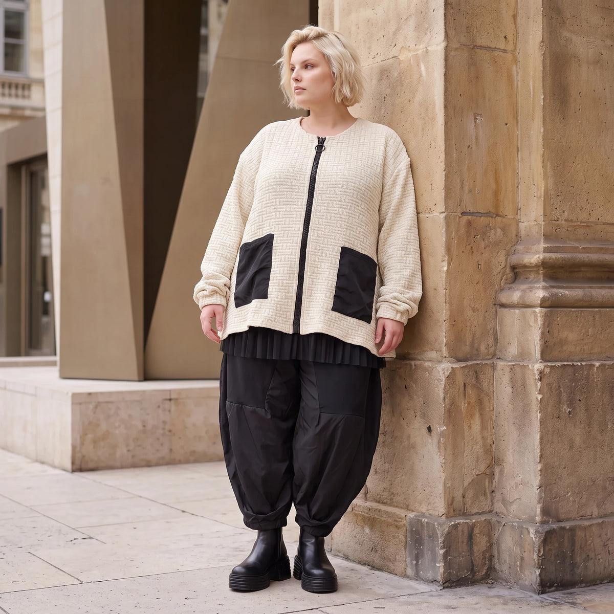 Cremefarbene Strickjacke in A-Form mit Reißverschluss Taschen und weichem Stretchstrick