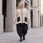 Cremefarbene Strickjacke in A-Form mit Reißverschluss Taschen und weichem Stretchstrick
