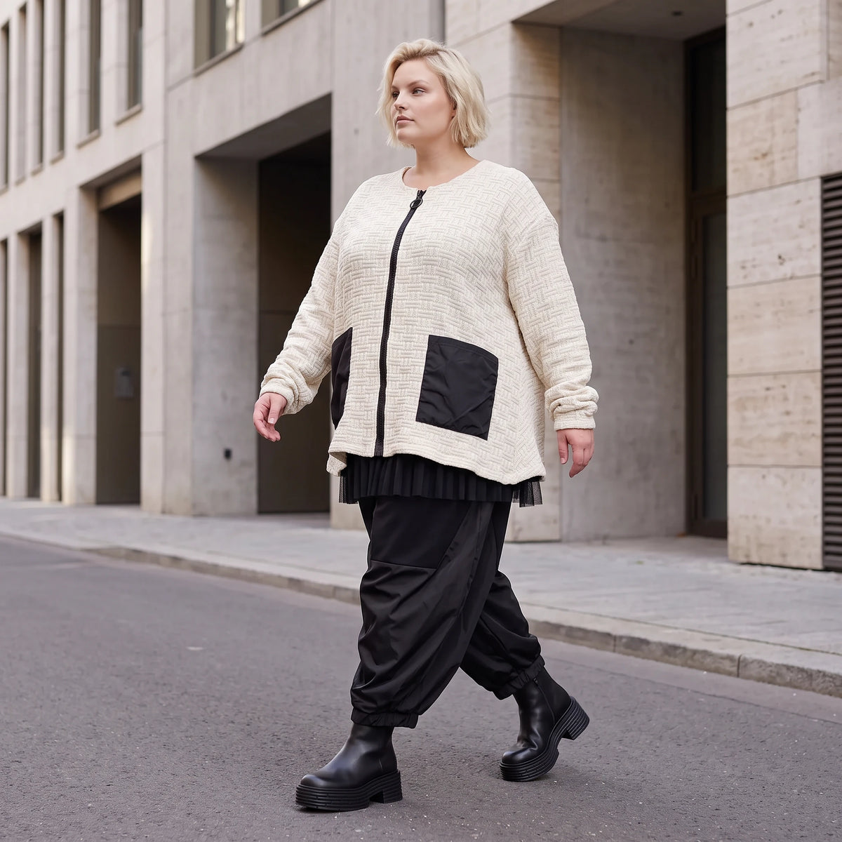 Cremefarbene Strickjacke in A-Form mit Reißverschluss Taschen und weichem Stretchstrick