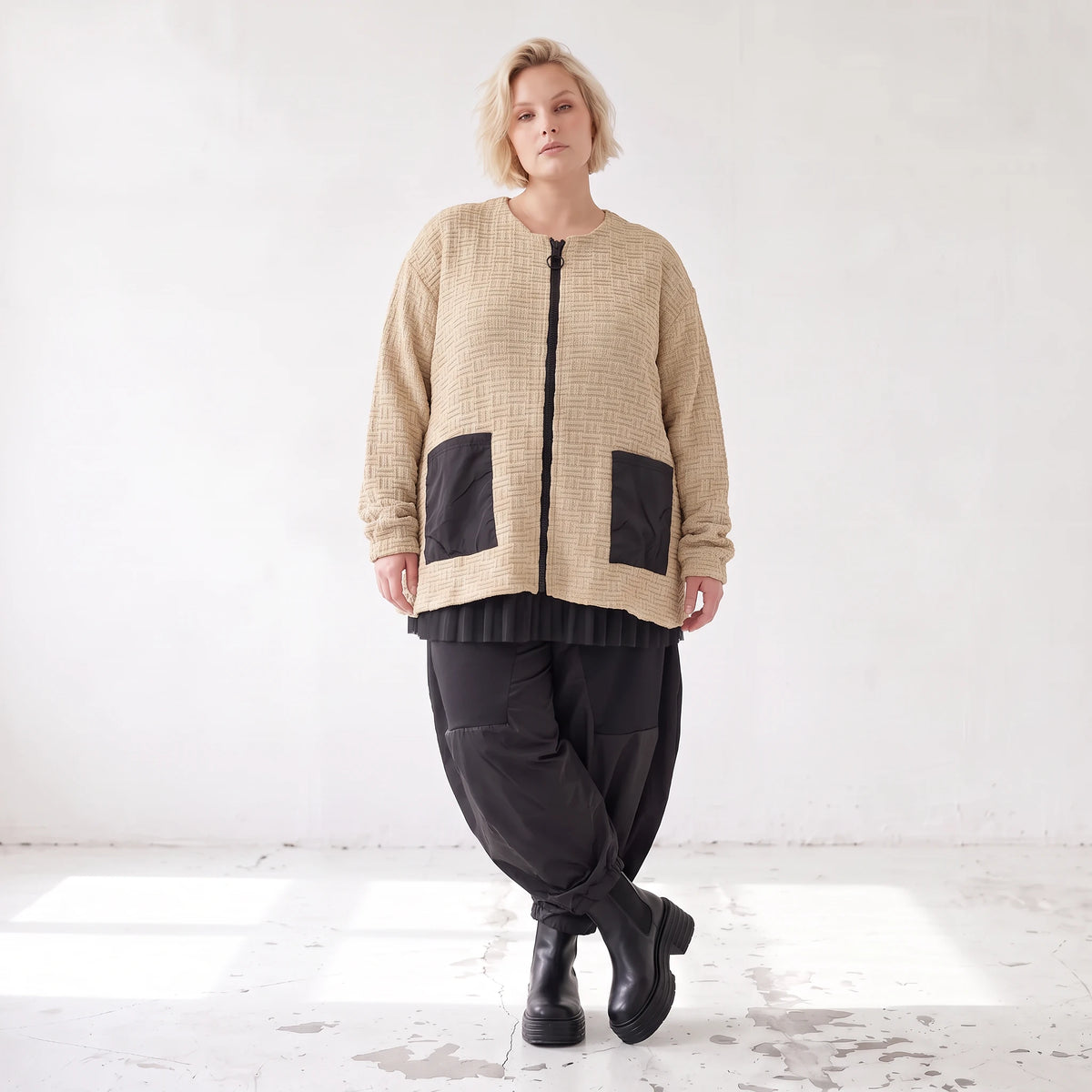 Beige Strickjacke Glockenform mit Reißverschluss Taschen Stretch und Rundhalsausschnitt