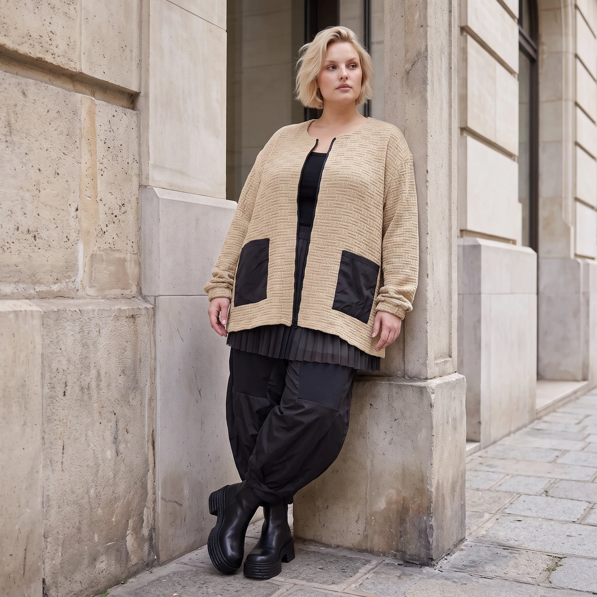 Beige Strickjacke Glockenform mit Reißverschluss Taschen Stretch und Rundhalsausschnitt