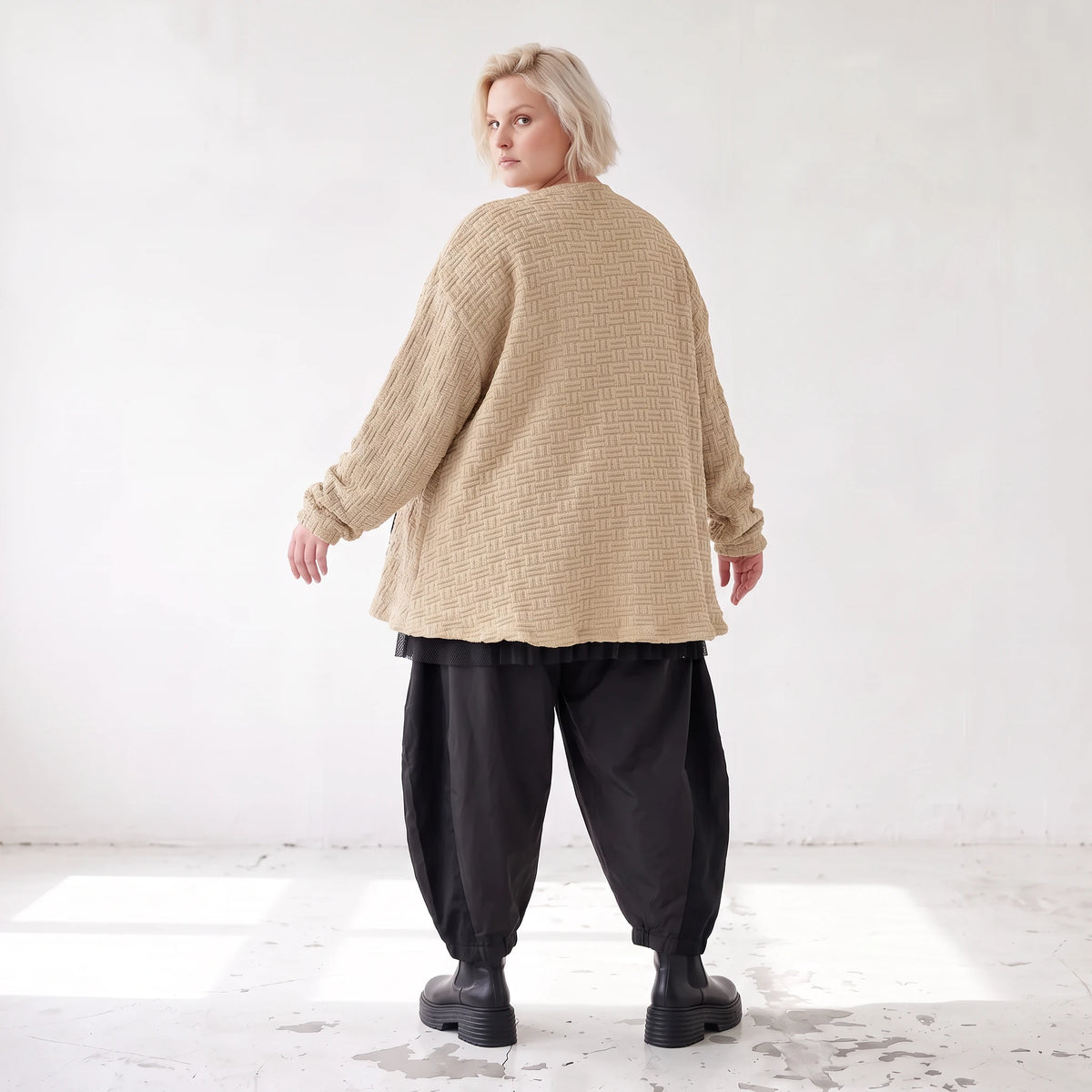 Beige Strickjacke Glockenform mit Reißverschluss Taschen Stretch und Rundhalsausschnitt