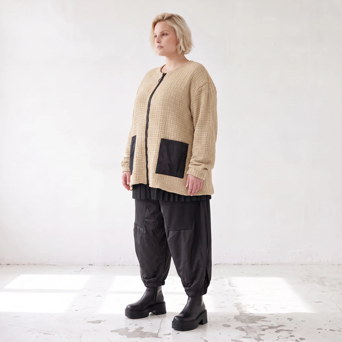 Beige Strickjacke Glockenform mit Reißverschluss Taschen Stretch und Rundhalsausschnitt
