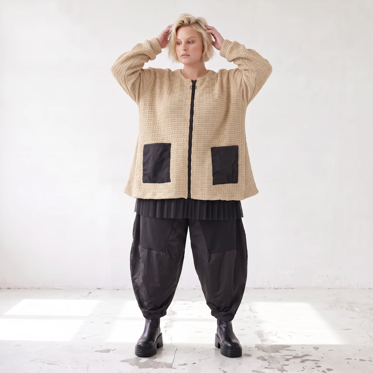 Beige Strickjacke Glockenform mit Reißverschluss Taschen Stretch und Rundhalsausschnitt