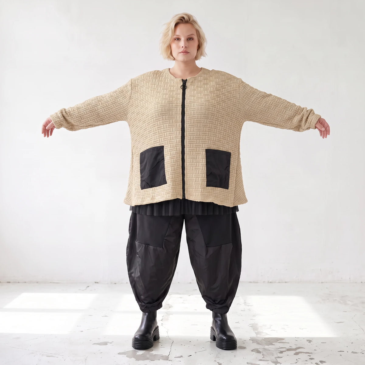 Beige Strickjacke Glockenform mit Reißverschluss Taschen Stretch und Rundhalsausschnitt