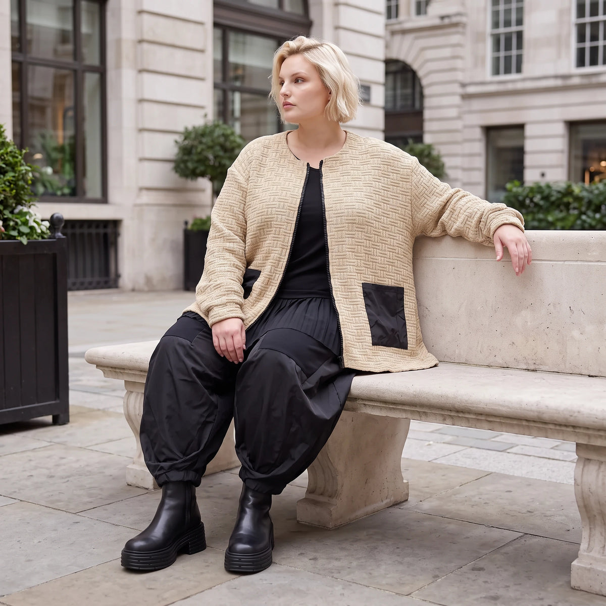 Beige Strickjacke Glockenform mit Reißverschluss Taschen Stretch und Rundhalsausschnitt