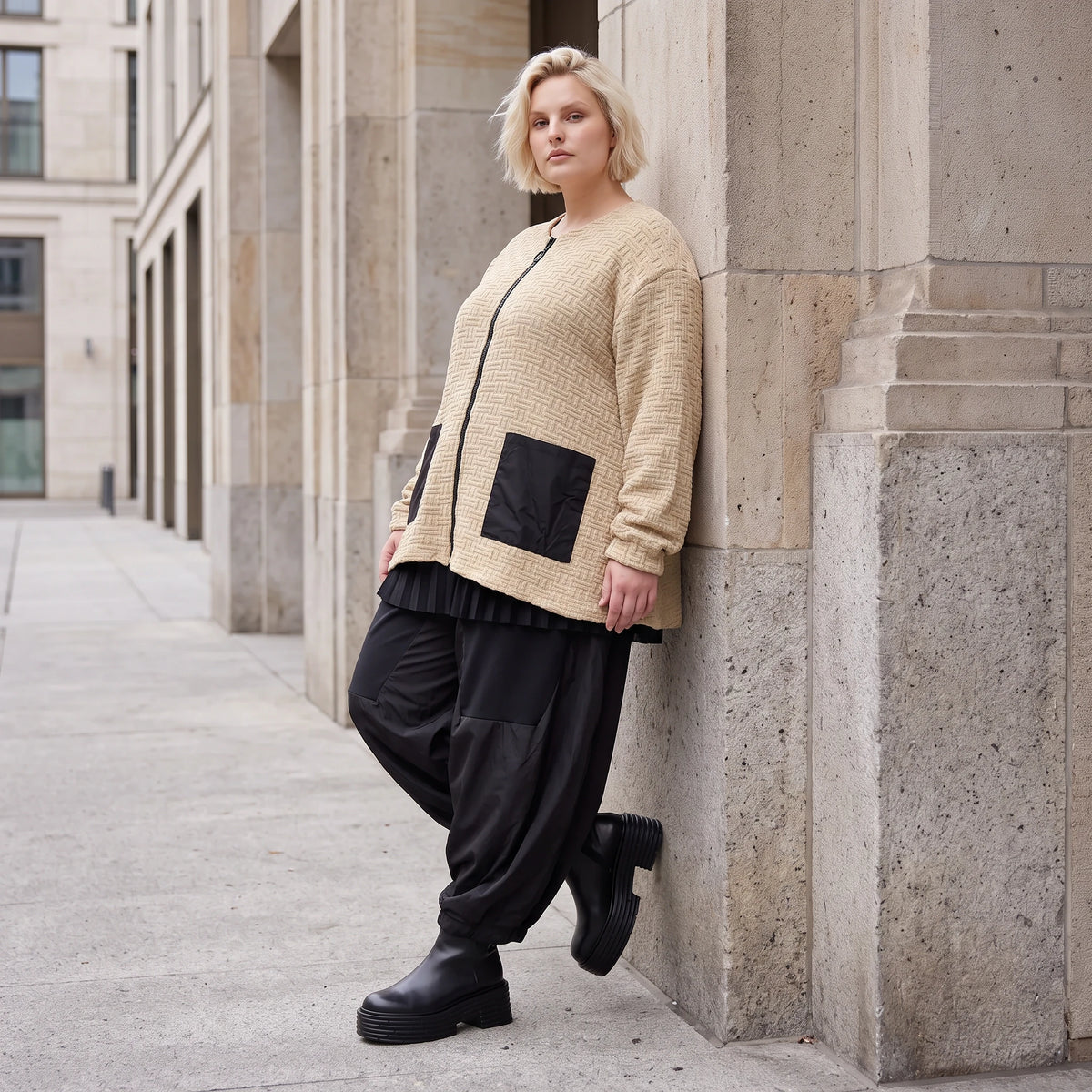 Beige Strickjacke Glockenform mit Reißverschluss Taschen Stretch und Rundhalsausschnitt
