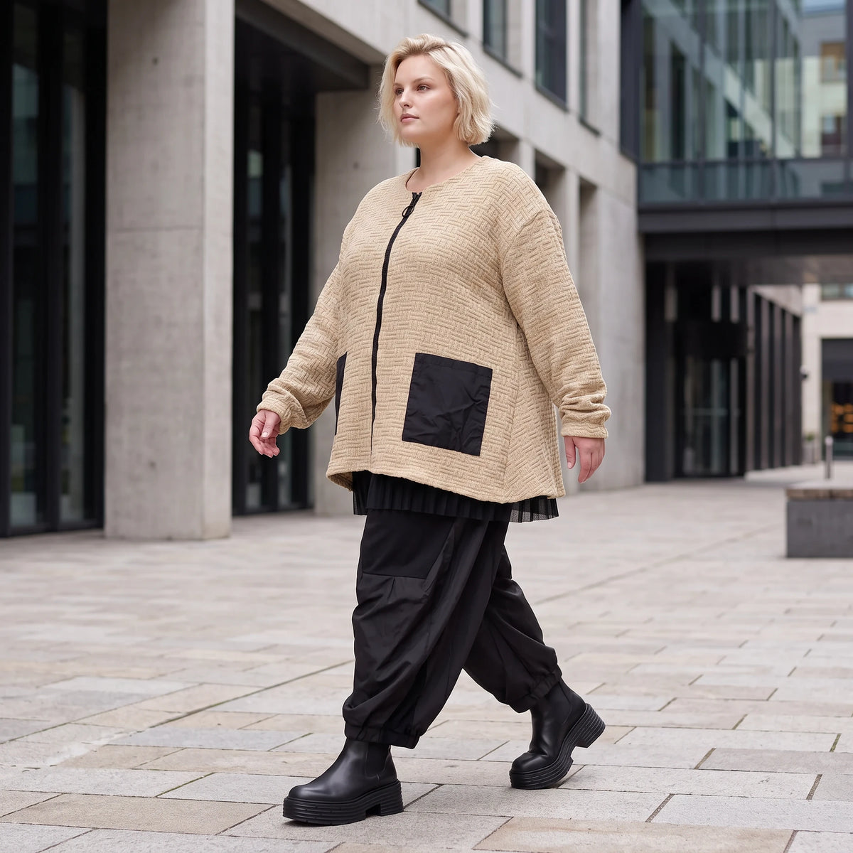 Beige Strickjacke Glockenform mit Reißverschluss Taschen Stretch und Rundhalsausschnitt
