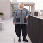 Strickjacke in A-Form mit Reißverschluss Rundhalsausschnitt Taschen Memorytaft leicht