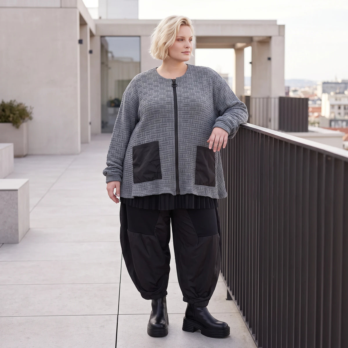 Strickjacke in A-Form mit Reißverschluss Rundhalsausschnitt Taschen Memorytaft leicht