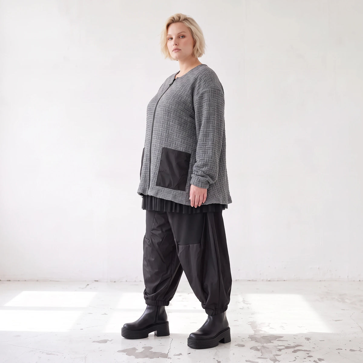 Strickjacke in A-Form mit Reißverschluss Rundhalsausschnitt Taschen Memorytaft leicht
