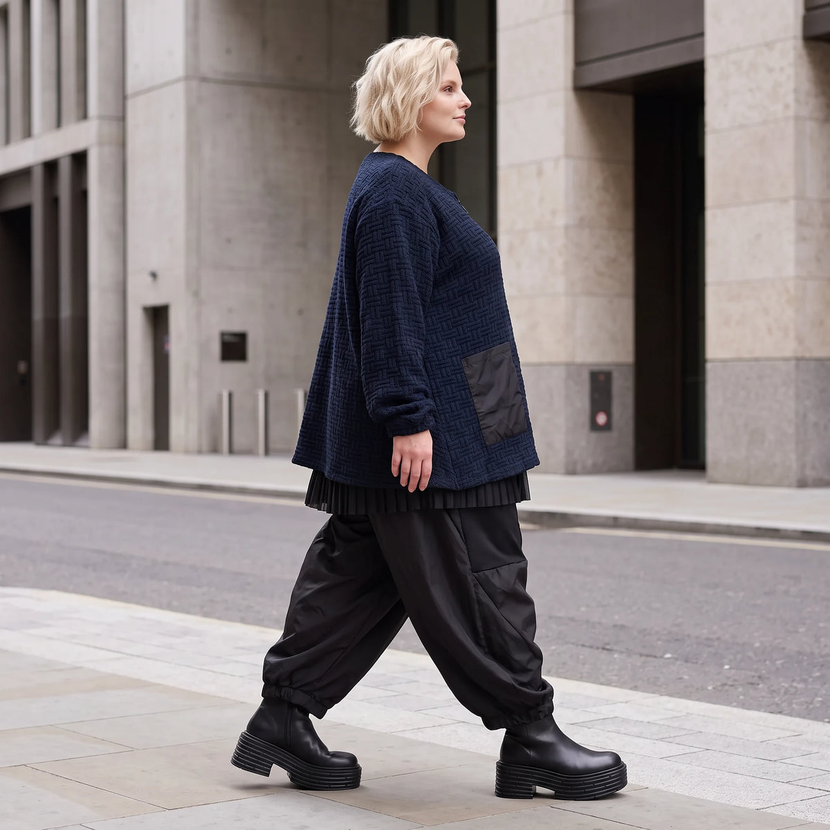 Marine Strickjacke in Glockenform mit Reißverschluss Taschen und softem Stretchmix