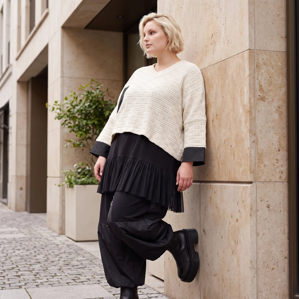 Creme Stricküberwurf mit Rundhalsausschnitt kastig weich warm mit aufgesetzten Taschen