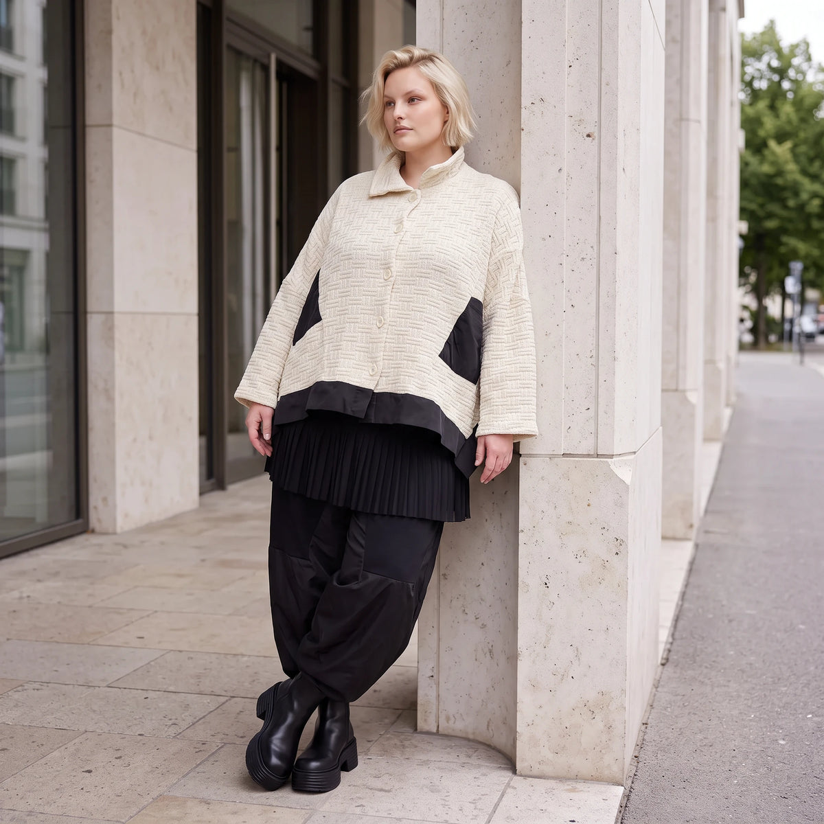 Cremefarbene Strickjacke in A-Linie mit Hemdkragen Knopfleiste Taschen Zipfelsaum