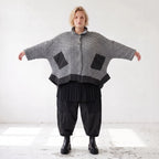 Graue Strickjacke in A-Linie mit Hemdkragen Knopfverschluss und Memorytaftakzent
