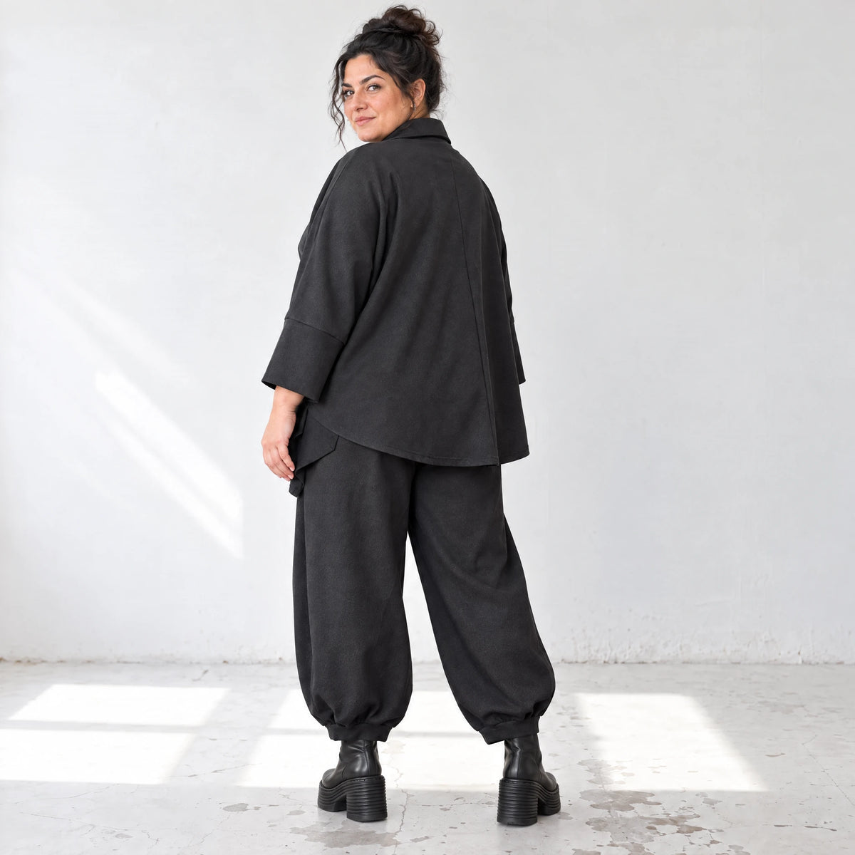 Schwarze Denimballonhose mit Stretch und bequemem Schlupfbund in weiter Passform