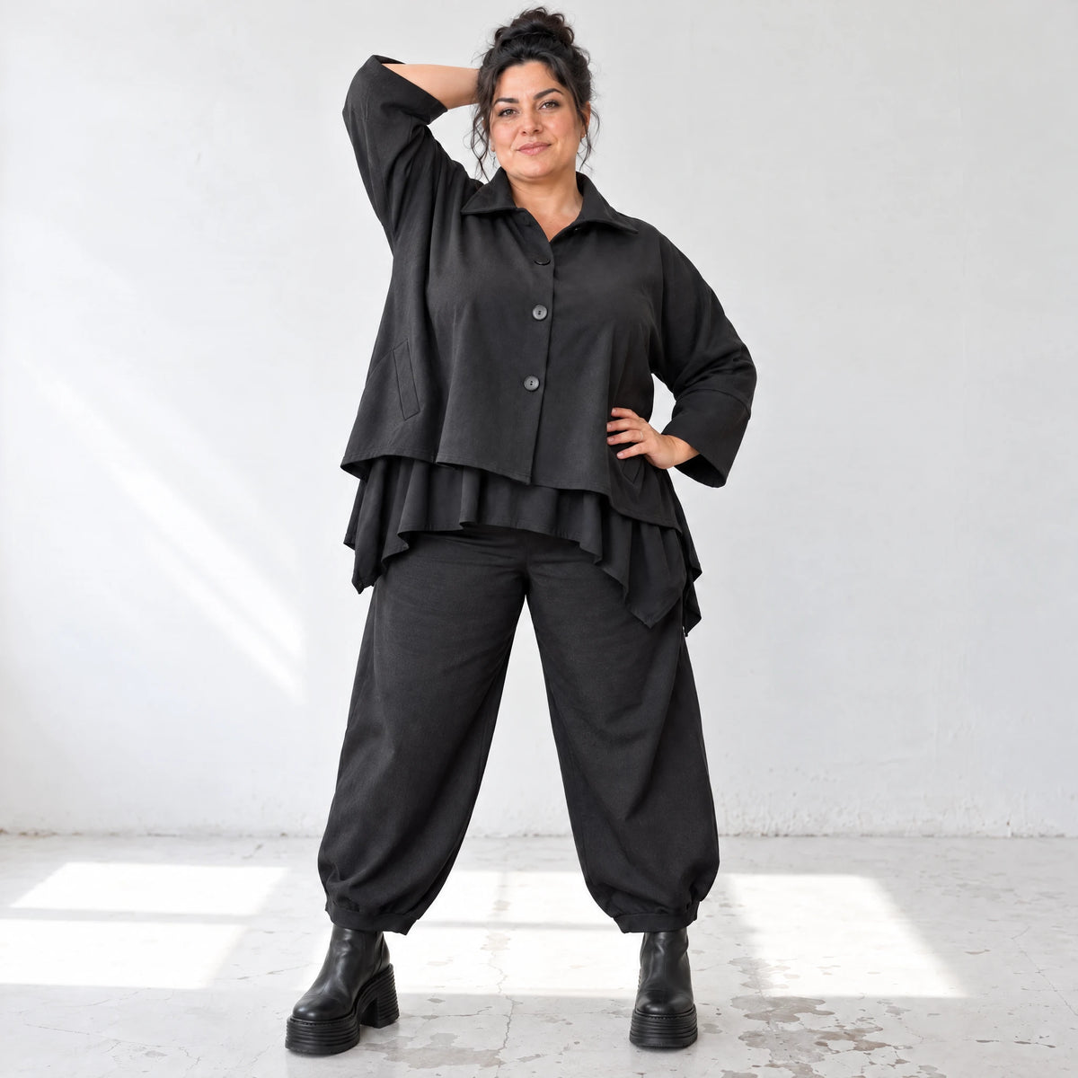 Schwarze Denimballonhose mit Stretch und bequemem Schlupfbund in weiter Passform