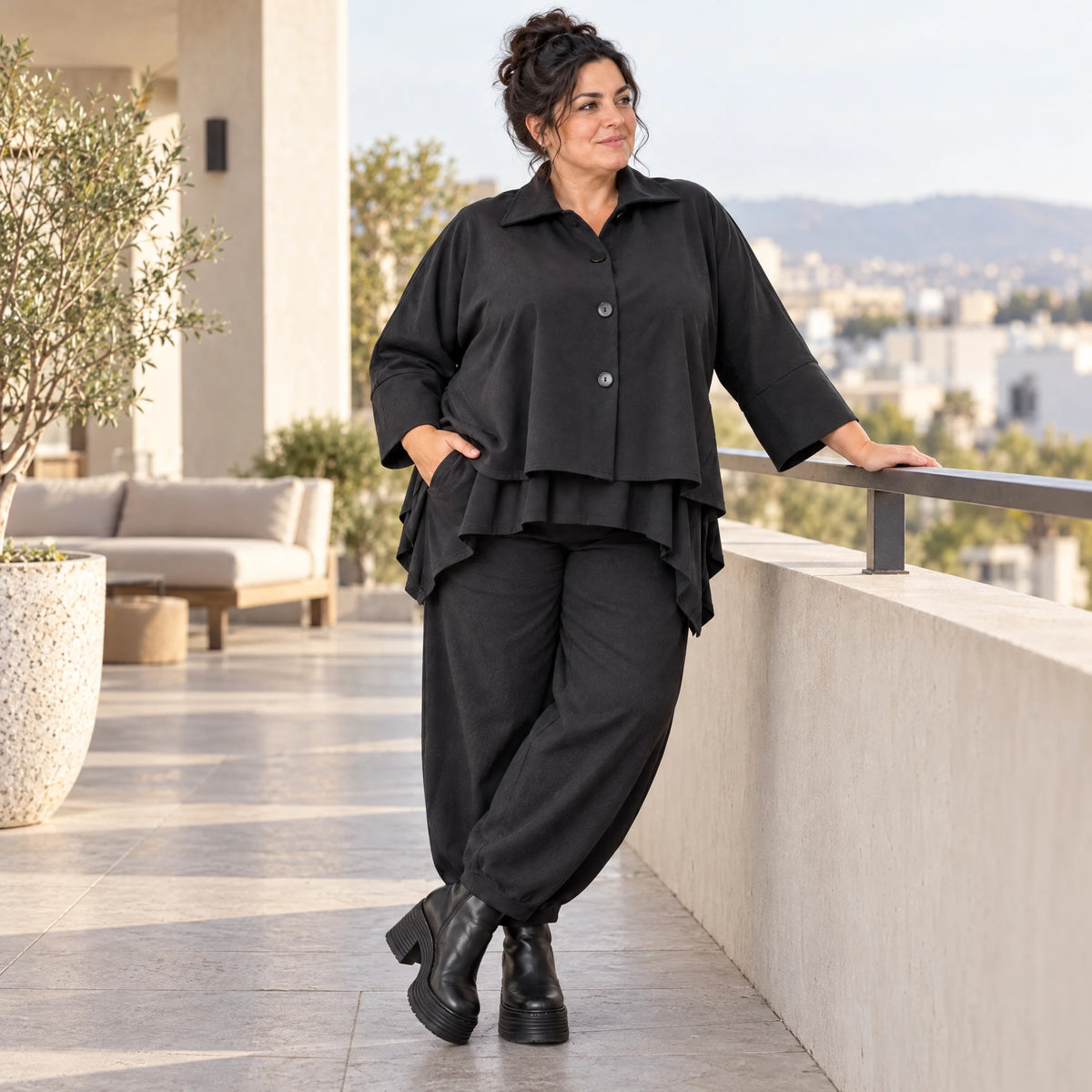 Schwarze Denimballonhose mit Stretch und bequemem Schlupfbund in weiter Passform