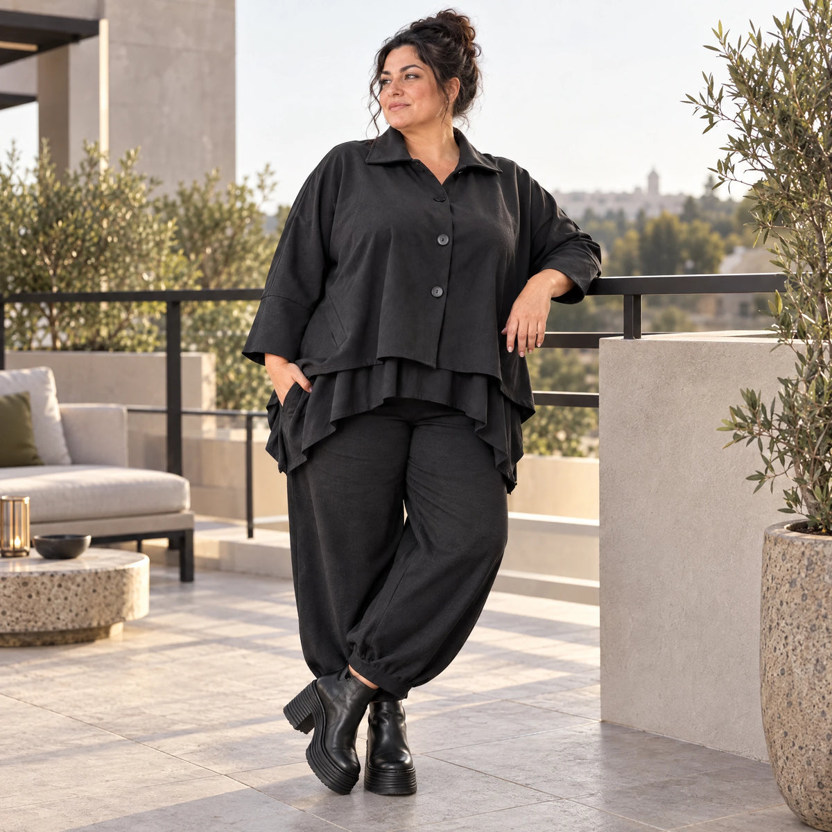 Schwarze Denimballonhose mit Stretch und bequemem Schlupfbund in weiter Passform