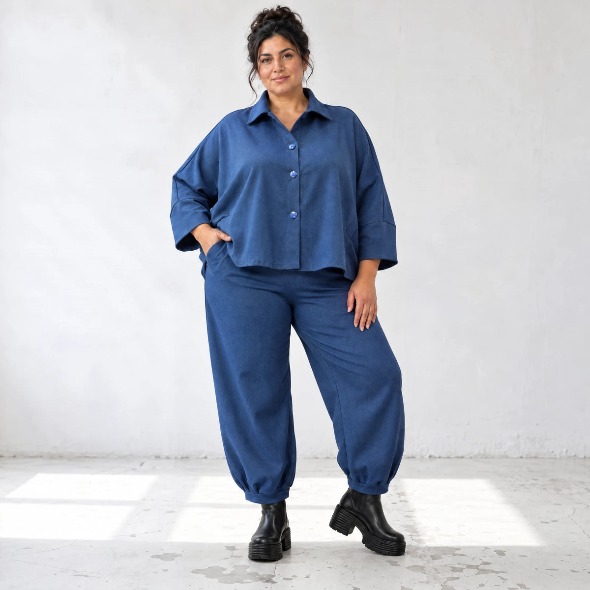 Ballonhose aus Stretchdenim mit Schlupfbund Seitentaschen und lässiger Ballonform