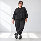 Schwarze Jeansjacke mit Stretch Hemdkragen Knopfleiste Seitentaschen und gerundetem Saum