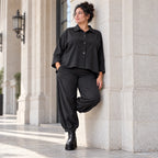 Schwarze Jeansjacke mit Stretch Hemdkragen Knopfleiste Seitentaschen und gerundetem Saum