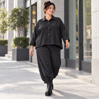Schwarze Jeansjacke mit Stretch Hemdkragen Knopfleiste Seitentaschen und gerundetem Saum