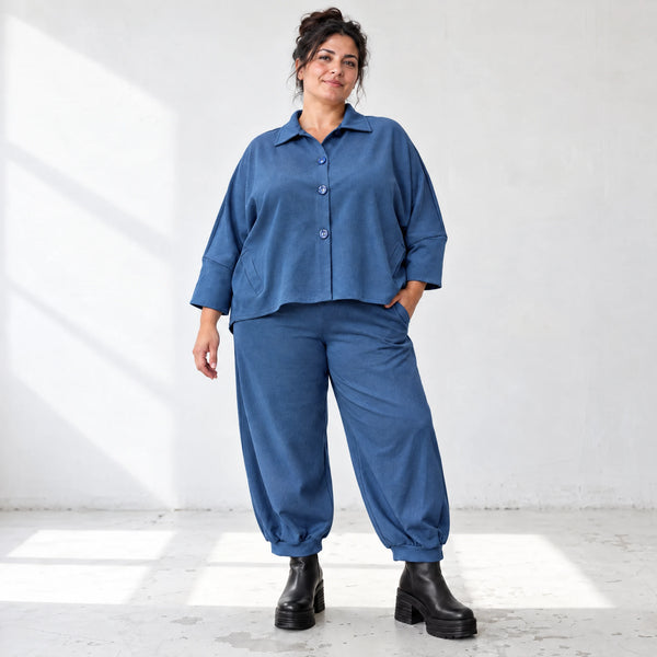 Jeansjacke aus blauem Stretchdenim im femininen Vokuhilaschnitt vorne kurz hinten lang