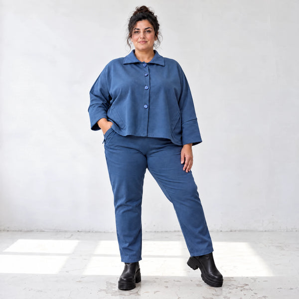 Karottenhose aus jeansblauem Stretchdenim mit Dehnbund in weicher Baumwollqualität