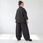 Schwarze Ballonhose aus feinem Jeansstoff mit Elastikbund und Overlocknaht Musterung