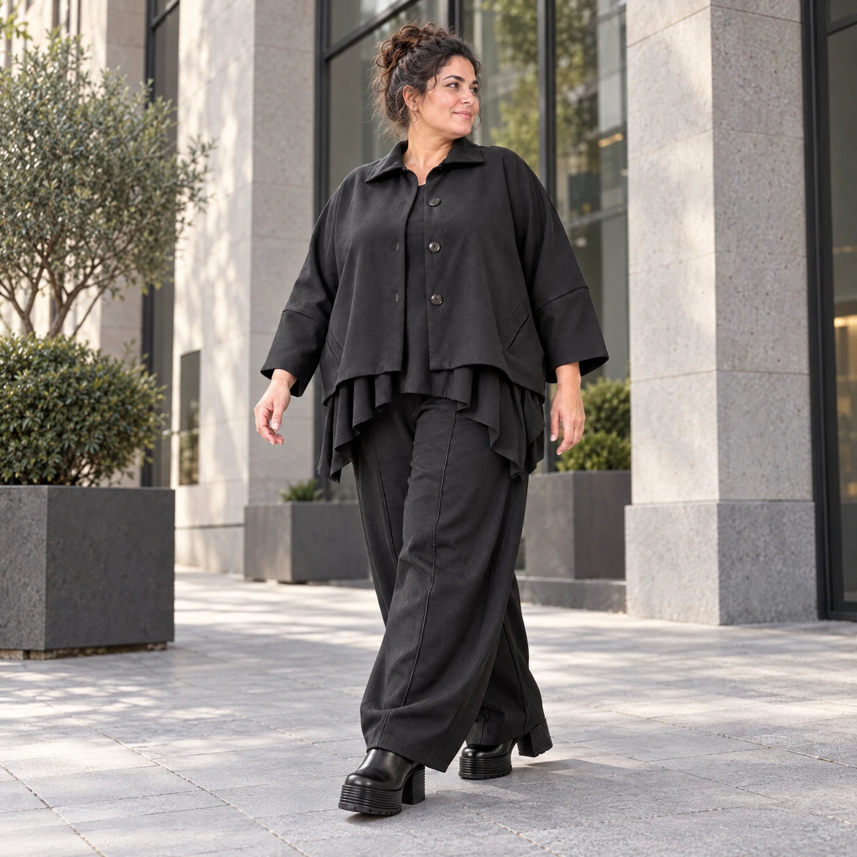 Schwarze Ballonhose aus feinem Jeansstoff mit Elastikbund und Overlocknaht Musterung