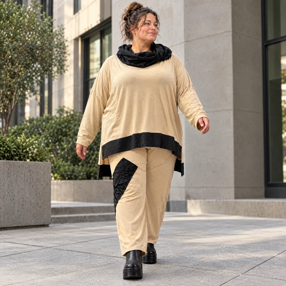 Jerseyhose mit geradem Bein und Dehnbund mit Taftdetails und dekorativer Overlocknaht