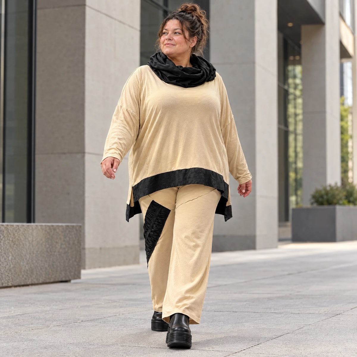 Jerseyhose mit geradem Bein und Dehnbund mit Taftdetails und dekorativer Overlocknaht