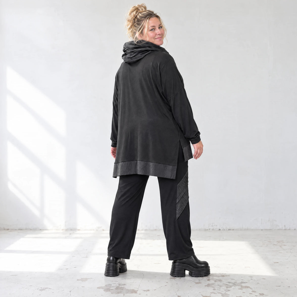 Winterhose aus Stretchjersey mit geradem Bein elastischem Bund und Overlocknahtdetail